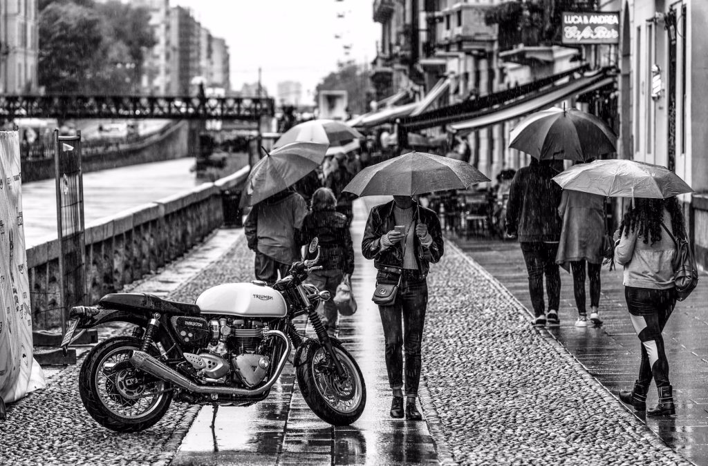 Moto sotto la pioggia con assicurazione RCA scaduta