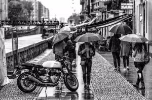 Moto sotto la pioggia con assicurazione RCA scaduta