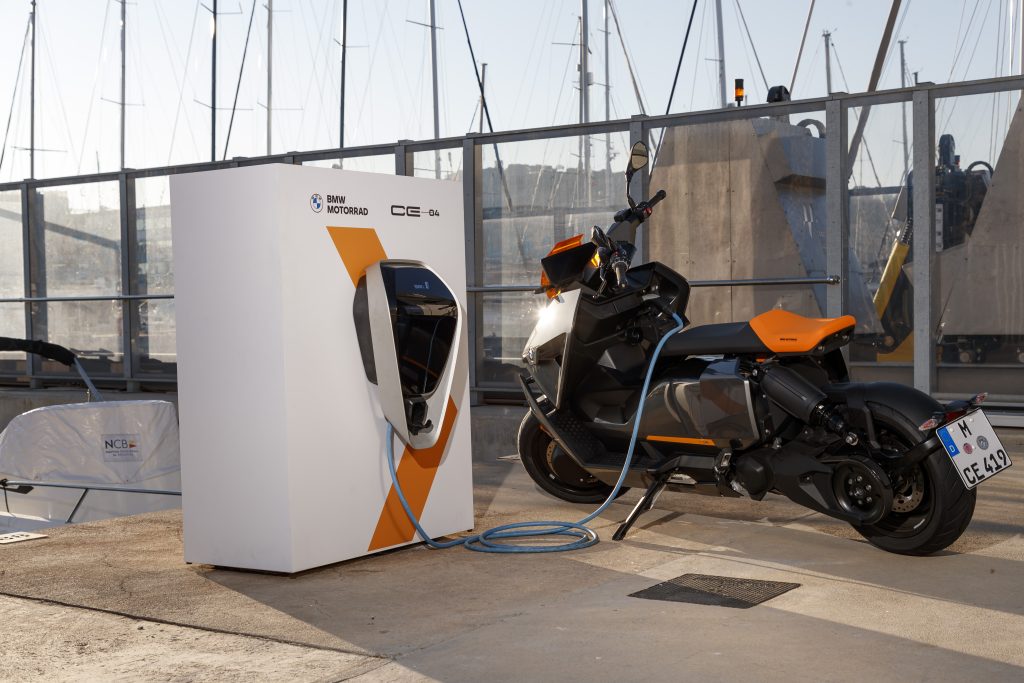 Ricaricare uno scooter o una moto elettrica è semplice. Questi mezzi sono davvero utili nella mobilità urbana