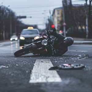 Motociclista con paraschiena dopo una caduta in moto