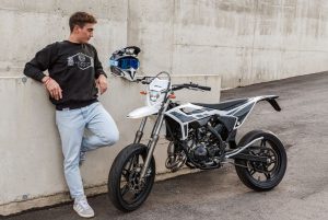 Una piccola motard di 50 cc ben si accorda con un neopatentato. L'assicurazione moto neopatentati è obbligatoria