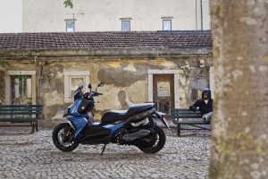 uno scooter non è una moto ma in molti casi le avvicinano per prestazioni e prezzo d'acquisto