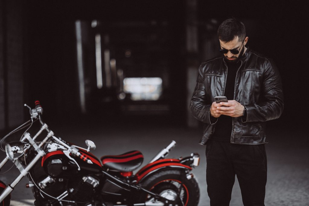 Motociclista accanto alla moto su strada