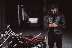 Motociclista accanto alla moto su strada