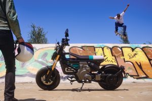 Uno scooter elettrico, può essere, a parità di modello di veicolo, omologato per essere usato come ciclomotore o motociclo secondo la potenza disponibile.