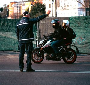 Un controllo di Polizia Urbana per verificare i documenti di un motociclista e della sua moto. Potrà fare ricorso alla multa moto