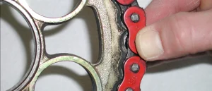 Se tirando indietro la catena, nella zona posteriore della corona, riesci a vedere buona parte del dente di trazione, la catena è eccessivamente usurata