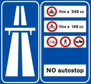 Le 125 entrano in autostrada, ma il cartello all'ingresso ancora vieta il transito ai mezzi inferiori ai 145 cc