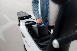 molti scooter elettrici del 2026 hanno la possibilità di estrarre la batteria per ricaricarla in casa
