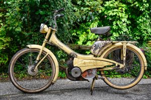 Vecchio scooter 50 cc da radiare dall'archivio della Motorizzazione