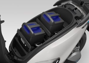 doppia energia quando serve o una batteria pronta all'uso per continuare a girare in città
