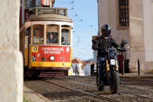 Gli scooter elettrici aiutano a muoversi nel 2026 in città e hanno una autonomia sufficiente per coprire tutte le esigenze del commuter tra casa e lavoro