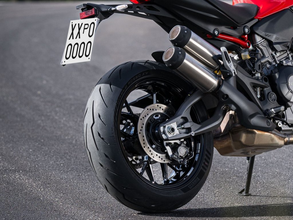 La targa prova montata su una nuova moto di una azienda italiana