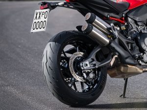 La targa prova montata su una nuova moto di una azienda italiana