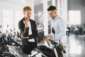 Il venditore illustra al clienti i vantaggi dell'acquisto di una moto o di uno scooter in leasing