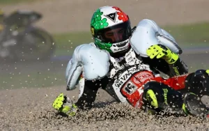Uno dei primi prototipi dell'airbag Dainese provato in pista