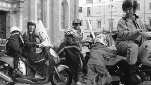 Siamo a settembre e si torna a vedere i genitori che accompagnano in moto i bambini a scuola