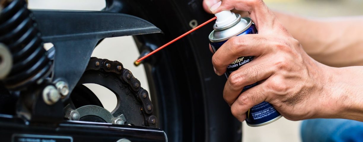 1391_pulizia20catena20moto