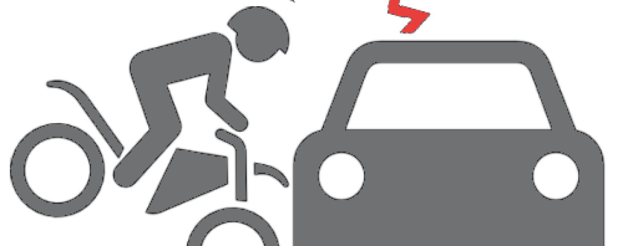 incidente moto su strada urbana